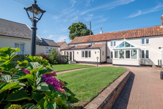 3 Beach Cottages, Thorpeness - cream cottage with conservatory, lawn and lamp post