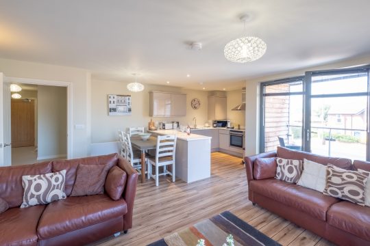 3 King Georges House, three bedroom house in Aldeburgh - open plan living room with leather sofas, dining table and kitchen
