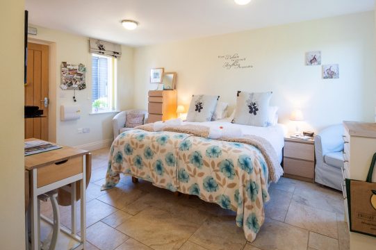 Dunwich Stables, countryside studio in Benhall - studio bedroom with double bed and blue floral throw