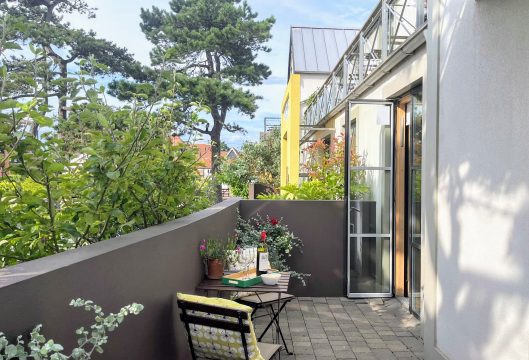 Regatta studio apartment, Thorpeness - private patio with bistro table and chairs