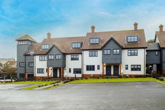 4 Oakes Court